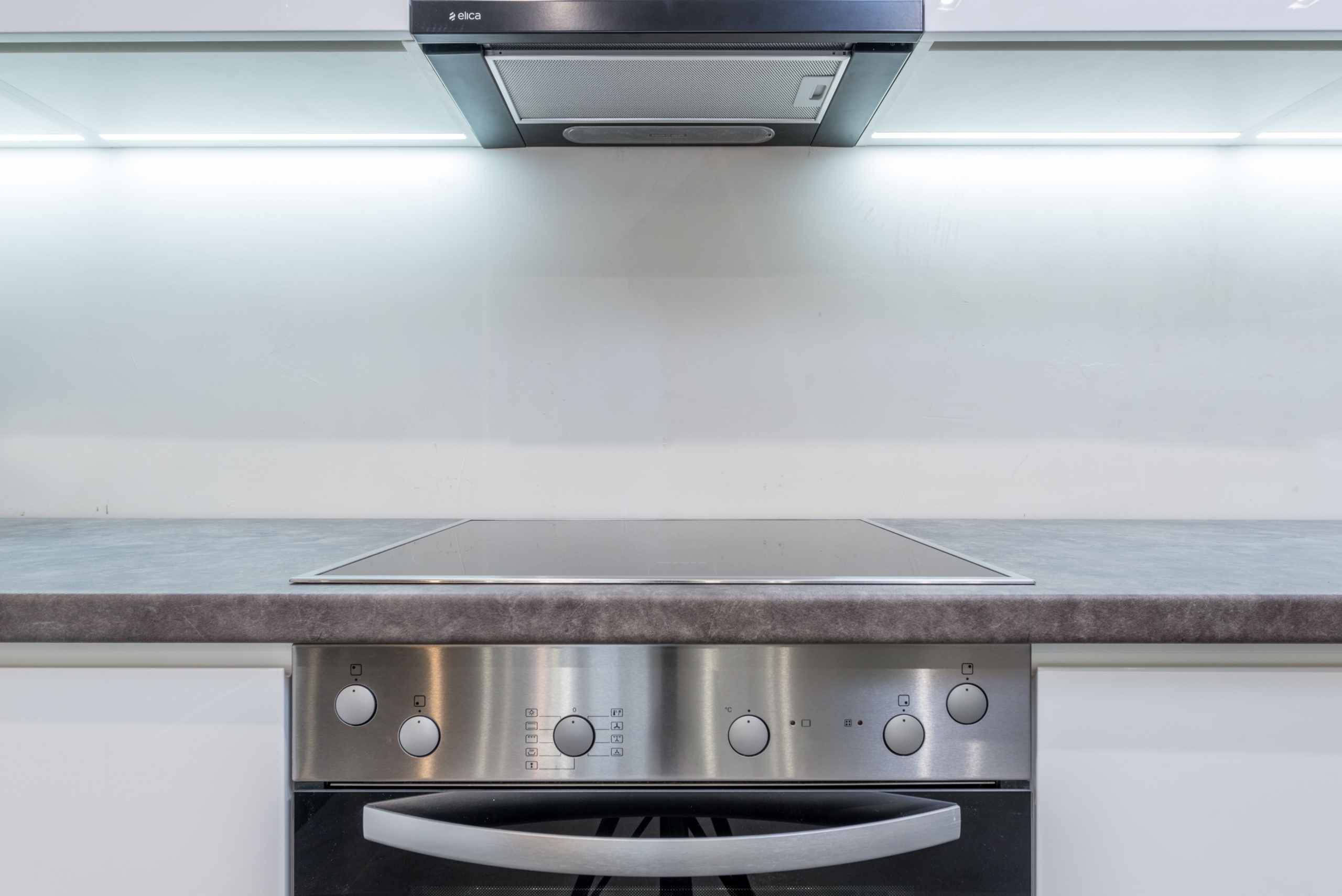 Built-in ceramic cooktop and electric stove. Photo by Max Vakhtbovych (Pexels)